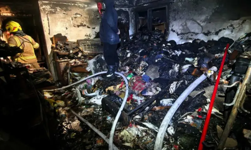 ▲基隆市消防局仁愛分隊小隊長詹能傑為救受困火場的女子，捨命三度進入火場並摘下面罩不幸殉職。（圖／翻攝畫面）