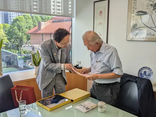 ▲這場訪談由行健安川集團全程拍攝製作，並完整上架至 YouTube，成為劉太格生前少數以影音方式，全面闡述新加坡公共住宅理念與制度背景的珍貴紀錄。（圖／翻攝自臉書）