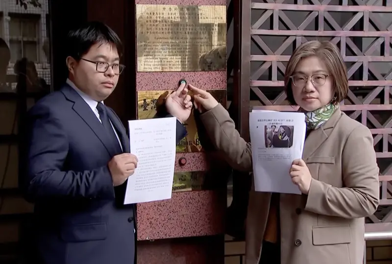 ▲民進黨立委陳培瑜今（22）日在律師黃帝穎陪同下告發民眾黨立委黃國昌。（圖／翻攝畫面）