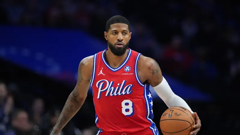 ▲知名媒體人比爾西蒙斯（Bill Simmons）在最新一集播客節目中拋出重磅提案，直言勇士應聯絡費城76人，商討以受傷的巴特勒交換喬治（Paul George）。（圖／美聯社／達志影像）