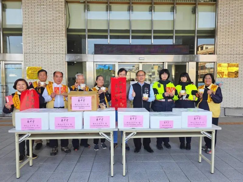 ▲惠中寺烏日分會贈臘八粥慰問辛勞烏日員警(圖／烏日警分局提供2026.1.22)