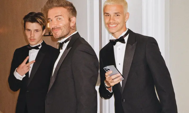 ▲貝克漢（中）的大兒子布魯克林日前發文和雙親決裂，直指媽媽維多莉亞造成婆媳不和。小兒子克魯茲（左）近期在限動中宣布演唱會完售消息，背景音樂搭配老媽在辣妹合唱團時期的歌曲〈你以為你是誰〉，疑似是在為媽媽發聲。右為二兒子羅密歐。（圖／翻攝自克魯茲IG@cruzbeckham）