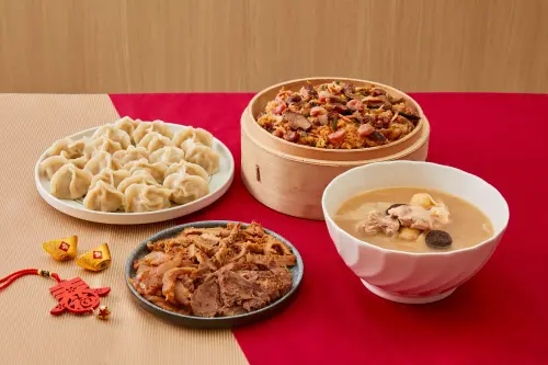 ▲「喫茶團圓年菜」除了「闔家歡」，還有其它三道象徵團圓與豐盛的經典菜色 ,包含喫茶趣櫻花蝦臘腸米糕、喫茶趣香辣牛三寶及苦茶油剝皮辣椒豬肉水餃。（圖／NOWNEWS攝）