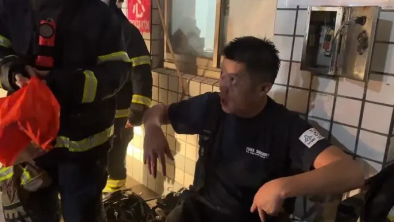 ▲基隆市消防局仁愛分隊小隊長詹能傑不幸於火場殉職，他的最後身影也曝光了。（圖／翻攝畫面）