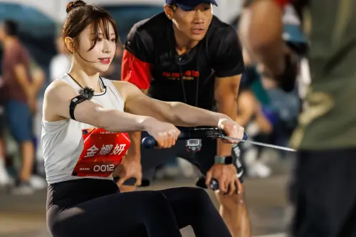 與南珉貞節目廝殺！金娜妍竟是健美冠軍　脫衣曬精壯身材粉絲驚呆
