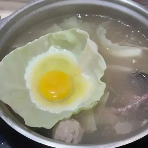 ▲Threads友分享自己吃小火鍋用高麗菜葉煮蛋不會散掉，結果引起暴動，超過20萬人按讚、7.7萬人狂轉發。（圖/Threads@connie_hung1013）