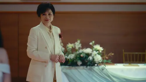 ▲楊貴媚在《雙囍》中飾演新郎母親，對外維持著事業有成的女強人形象，對內卻對孩子充滿虧欠與不捨。（圖／水花電影提供）