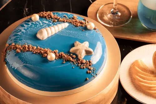 ▲高雄洲際酒店以代表性的寶藍色應援SUPER JUNIOR，推出「海洋橙花檸檬蛋糕」。（圖／高雄洲際提供https://ickaohsiung.com）