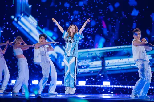 ▲粉絲等待已久，鄧紫棋（前排）將於4月在台北大巨蛋開唱，門票2月6日起持永豐信用卡可在拓元售票系統優先購買，7日起全面啟售，包括拓元售票、trip.com和klook皆可購買。(圖／Live Nation Taiwan提供)