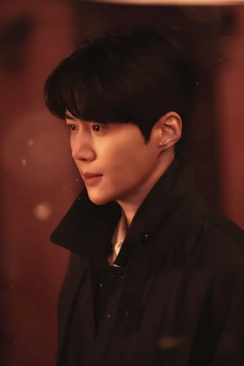 ▲金宣虎飾演的口譯員，是《愛情怎麼翻譯？》核心角色，不只要翻譯，還要懂說話的藝術，以及「讀心術」，把真正的含義，清楚表達給觀眾知道。（圖／Netflix）