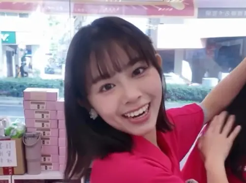 ▲影片中出現一名短髮俏麗的女店員，面對顧客三番兩次提問，都可以忍住情緒，保持高EQ回應客人。（圖／IG@poyabeauty）