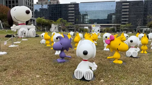 ▲「史努比與糊塗塔克」立體裝置被網友爆料「只是把路跑的擺設搬到草地上而已」。（圖／記者顏幸如攝，2026.01.22）