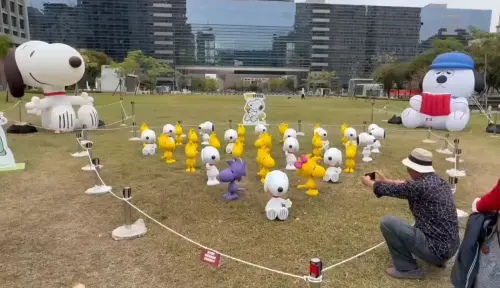 ▲遊客蹲低拍出史努比與糊塗塔克的「巨大感」。（圖／記者顏幸如攝，2026.01.22）