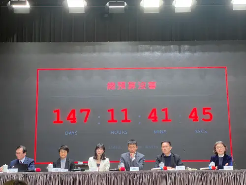 秀大螢幕「總預算沒審147天」　行政院：在國會辯論不用捨近求遠
