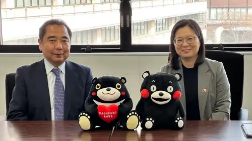 ▲高市府教育局副局長吳文靜（右）率團拜會熊本市教育委員會，與熊本市教委會教育長遠藤洋路（左）合影。（圖／高市府教育局提供）