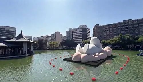 ▲已在台中公園日月湖的「漂浮姆明」尚未正式登場已遭批評。（圖／台中市政府提供，2026.01.22）