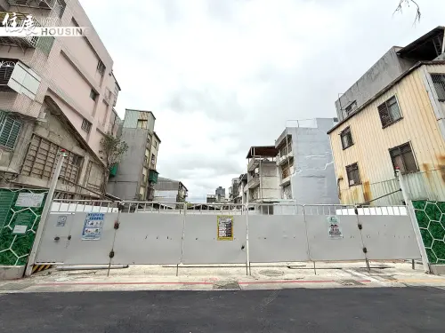 ▲危老重建案盛行，導致台北市出現大量基地面積低於200坪的「小基地」建案，難以分攤法定公設面積，是推升公設比的主因。（圖／住展雜誌提供）