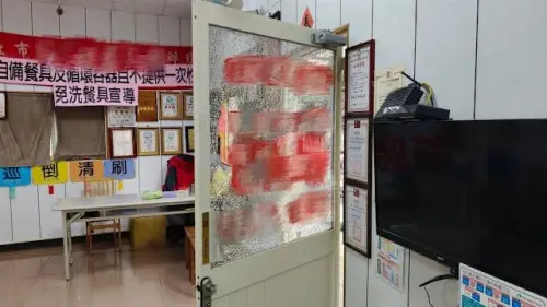 新北議員里長妻「服務處驚傳遭砸」玻璃慘碎一地！監視器拍下一幕
