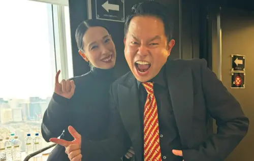 ▲戶田惠梨香（左）與津田篤宏（右）的後台合照也可看出她已褪去青澀，變得更加成熟有女人味。（圖／津田篤宏IG@toda_erika.official）