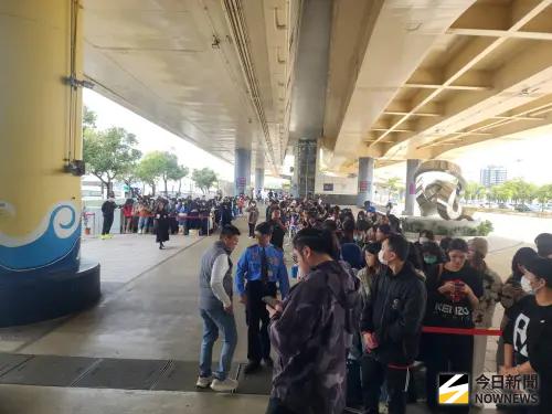 ▲SJ還沒落地高雄，小港機場的接機人潮已經超過500人。（圖／讀者提供）