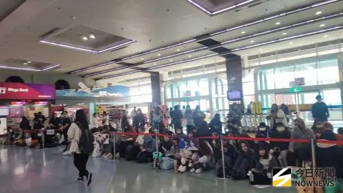 ▲SJ高雄接機人潮超過500人。（圖／讀者提供）