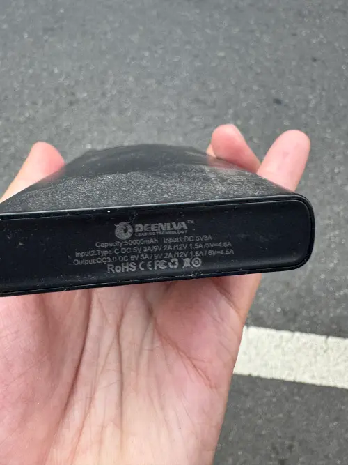 ▲記者本人也在日前從房間抽屜翻出了許久未用的行動電源，發現時外觀已經明顯膨脹。（圖／記者潘毅攝）