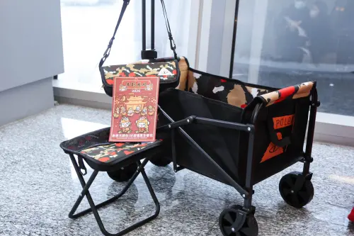 ▲900元福箱「POLER 4吋摺疊推車組」，抽獎序號2組，商品整體市價5630元，約1.6折。（圖／記者朱永強攝）