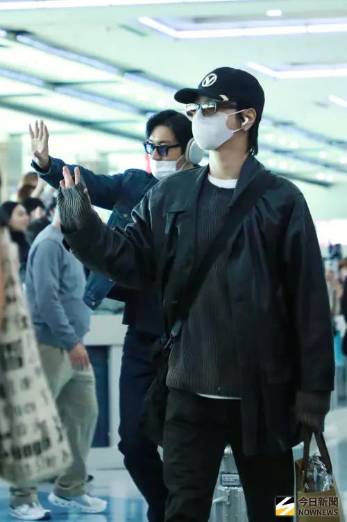 ▲始源、藝聲開心揮手致意。（圖／記者陳雅蘭攝）