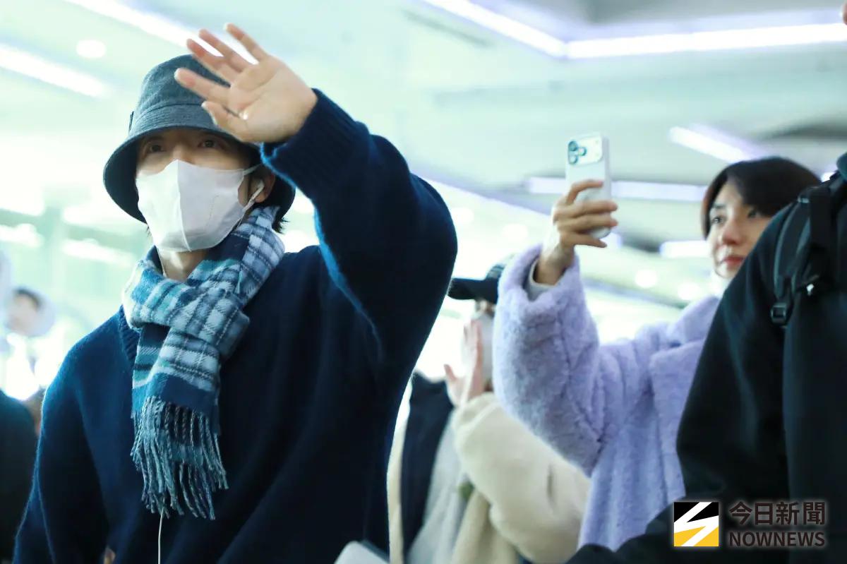 ▲SUPER JUNIOR（SJ）抵達高雄，始源親民擊拳粉絲，其他人看到500多名E.L.F.迎接，利特開心舉起手機拍攝，左為東海。（圖／記者陳雅蘭攝）