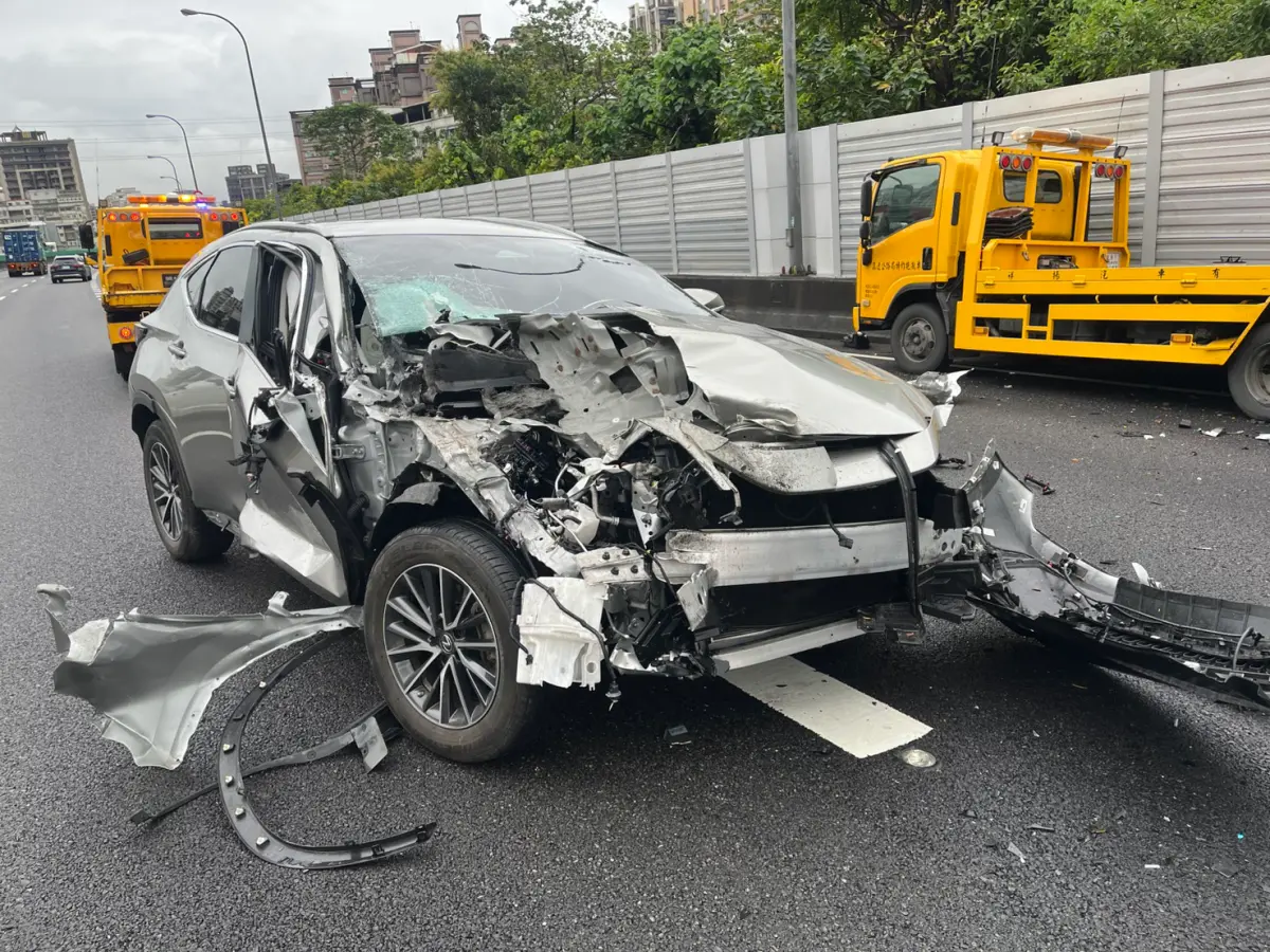 ▲國道1號南下向12.7公里汐止系統路段今（22日）上午發生一起車禍事件，肇事吳姓男子車頭幾乎全毀。（圖／翻攝畫面）