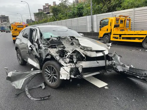 國1小貨車故障「駕駛下車查看被撞」現場畫面曝！肇事車頭全毀了
