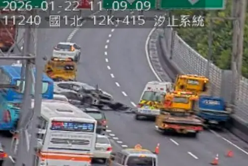 ▲駕駛小客車的吳男未注意車前狀況，直接撞擊小貨車、楊男後再衝撞拖吊車。（圖／翻攝畫面）