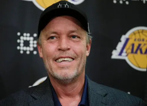 ▲吉姆 （Jim Buss）是老巴斯次子 (喬安所生) 原負責籃球事務，但管理能力不佳，2017年遭珍妮開除並剔除權力核心。（圖／美聯社／達志影像）