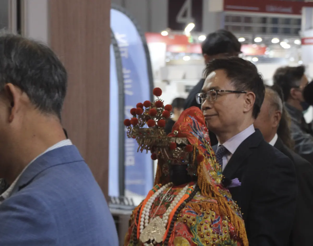 ▲依循照年貨展的傳統，貿協在展覽開放前一天恭迎北港朝天宮媽祖北上駐駕儀式、鑽神轎求平安，為所有民眾祈福加持，也祈求來年平安順遂。（圖／記者鍾泓良攝影）