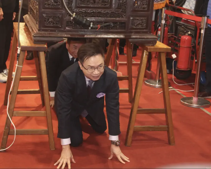 ▲依循照年貨展的傳統,貿協在展覽開放前一天恭迎北港朝天宮媽祖北上駐駕儀式、鑽神轎求平安,為所有民眾祈福加持,也祈求來年平安順遂。(圖/記者鍾泓良攝影)