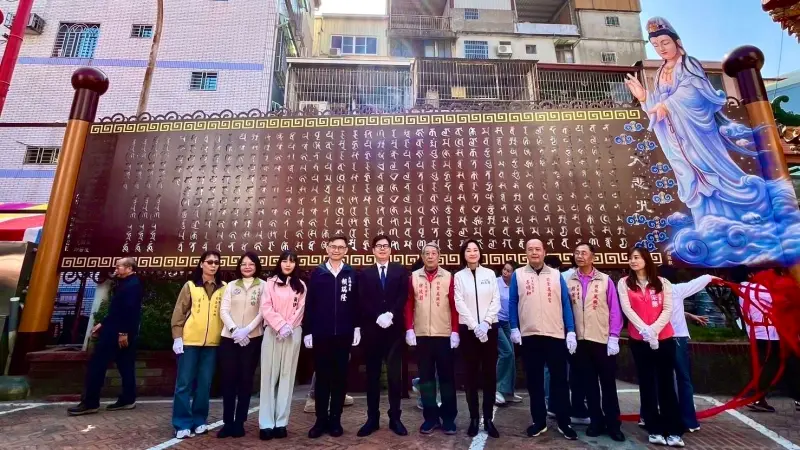 ▲ 「大悲咒法牆」全片採用不鏽鋼板，以雷射鏤空雕刻技術，刻劃出梵文字體的經文，並搭配觀世音菩薩畫像，營造「宛如菩薩現身說法」的意境，展現「廟宇公園化」的創新概念。（圖／記者陳美嘉翻攝）