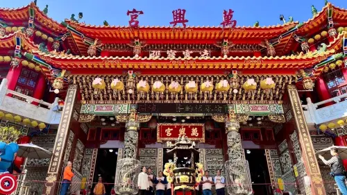 ▲前金萬興宮結合科技與傳統，展現「愈夜愈美」的風貌。（圖／記者陳美嘉翻攝）