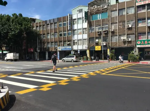 ▲過去有民眾準備過馬路時，發現斑馬線旁多了兩排黃色框格，看起來十分突兀。（圖／台北市政府交通局提供）