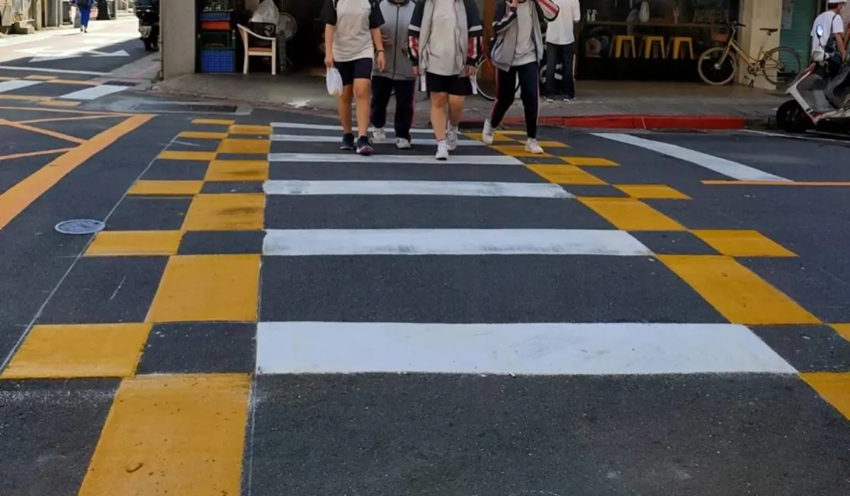 ▲近年不少民眾注意到馬路上突然多出「黃色格子」，讓人不解背後用途，過去台北市交通局就曾解釋，是用來警示駕駛人通過路口時減速慢行並禮讓行人。（圖／台北市政府交通局提供）