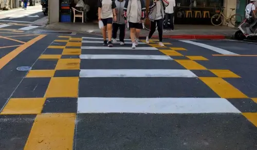 馬路突「多黃色格子」小心了！交通局解答用途　駕駛做錯被罰6000
