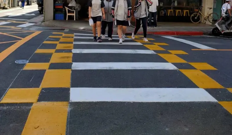 馬路突「多黃色格子」小心了！交通部解答用途　駕駛做錯被罰6000