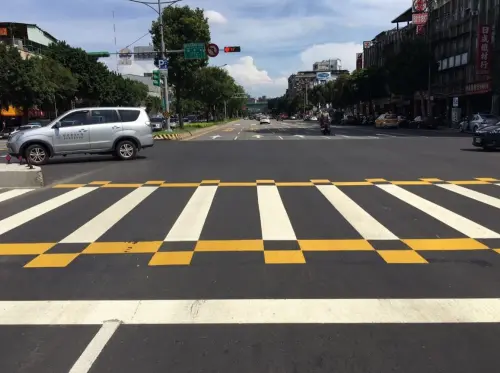 ▲這些神秘的黃色格子，正式名字叫做「彩色標記行人穿越道線」，根據台北市交通局表示，其是參考新加坡與日本的人穿越道型式所設計。（圖／台北市政府交通局提供）