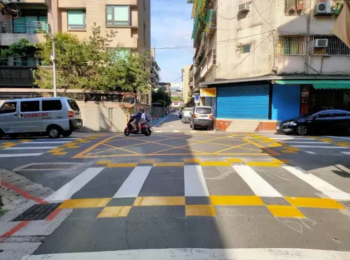 ▲根據台北市交通局調查顯示，有高達85%駕駛認為有效果，表示這類標線確實有助於提醒效果，讓用路人快速警覺，提醒自身慢速行駛（圖／台北市政府交通局提供）