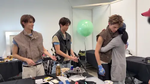 ▲CORTIS趙雨凡媽媽緊緊抱著兒子，安乾鎬（左2）不敢打擾。（圖／YouTube@CORTIS@cortis_bighit）