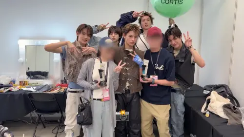 ▲趙雨凡爸媽跟CORTIS合影留念。（圖／YouTube@CORTIS@cortis_bighit）