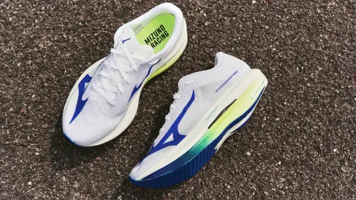 ▲全新 HYPERWARP系列以潔白鞋身搭配深藍色漸層中底，並以螢光黃大底點綴，象徵跑者冷靜專注的內心與爆發性的能量。（圖／翻攝畫面）。