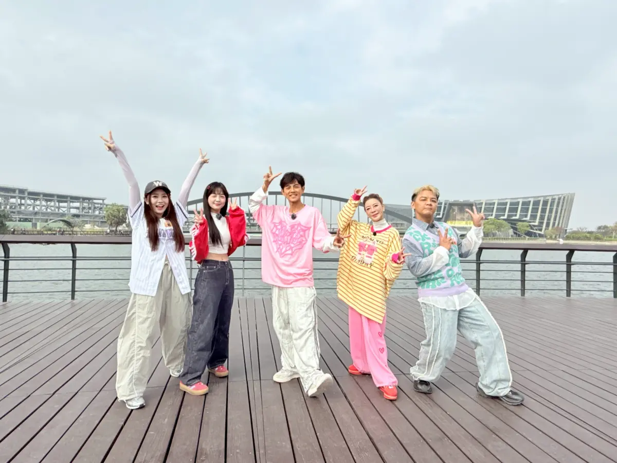 ▲楊繡惠（右二）錄節目時意外目擊兩隻烏龜正在「傳宗接代」，讓她直呼：「我活到60歲，第一次知道烏龜竟然會有聲音！」籃籃（左二）則立刻借了收音設備，畫面相當逗趣。（圖／民視提供）