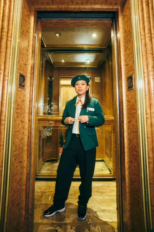 ▲葛仲珊（如圖）在〈b.ye 畢業〉MV中化身房務員，穿梭在象徵「喜、怒、哀、樂」的四個房間中。（圖／索尼音樂提供）