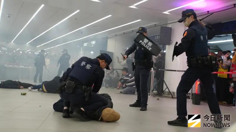 ▲台北車站特定區高強度危安演練。(圖/記者呂炯昌攝)