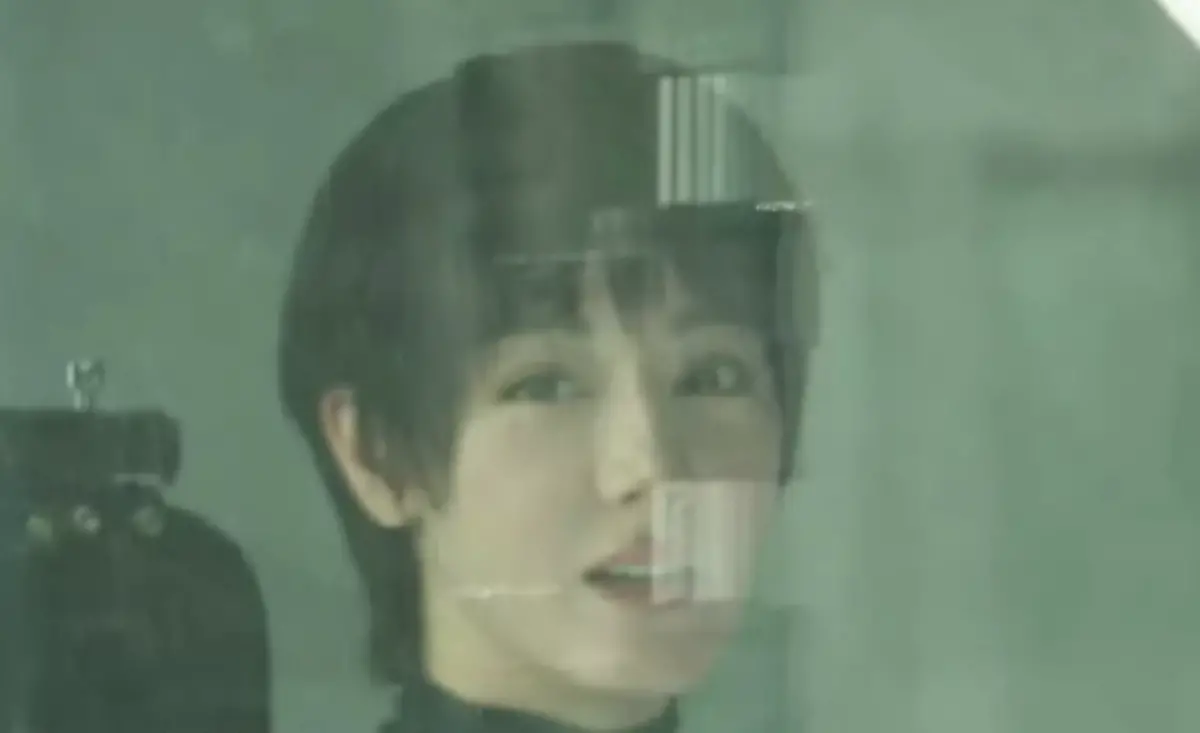 ▲迪麗熱巴被中國狗仔拍到正在拍攝新劇，只見她剪了短髮，一改往日長髮造型，讓粉絲相當驚喜，更忍不住開玩笑叫她「老公」。（圖／翻攝自搜狐娛樂）